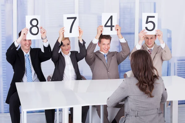 Pessoas de negócios mostrando cartões de pontuação — Fotografia de Stock