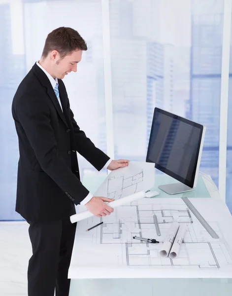 Architect Looking At Blueprint — Stock Photo, Image