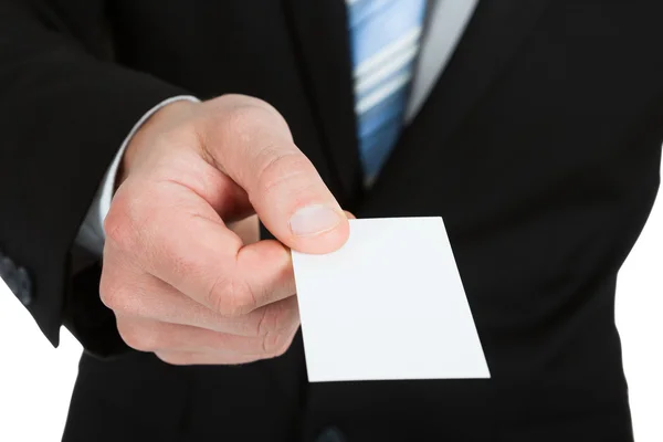 Empresário segurando cartão de visita em branco — Fotografia de Stock