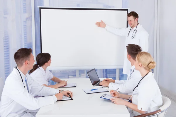 Apresentação do médico dando — Fotografia de Stock