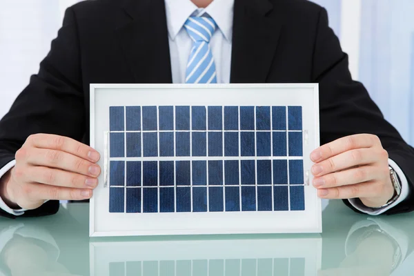 Empresário Segurando Painel Solar — Fotografia de Stock