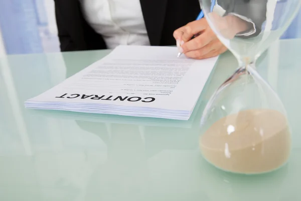 Businesswoman Signing Contract — Stockfoto