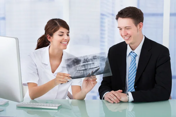 Dentista mostrando Jaw Xray — Fotografia de Stock