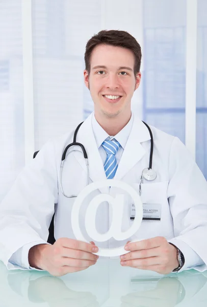 Doctor Holding Internet Symbol – stockfoto