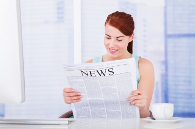 Gazete okuyan kadın