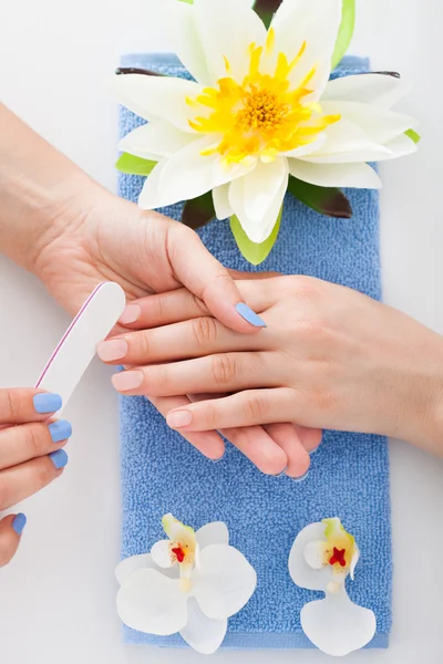 Vrouw manicure ondergaan — Stockfoto