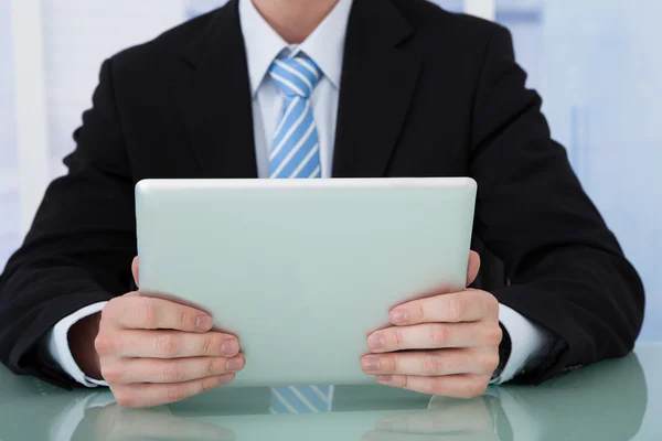 Geschäftsmann mit Tablet — Stockfoto