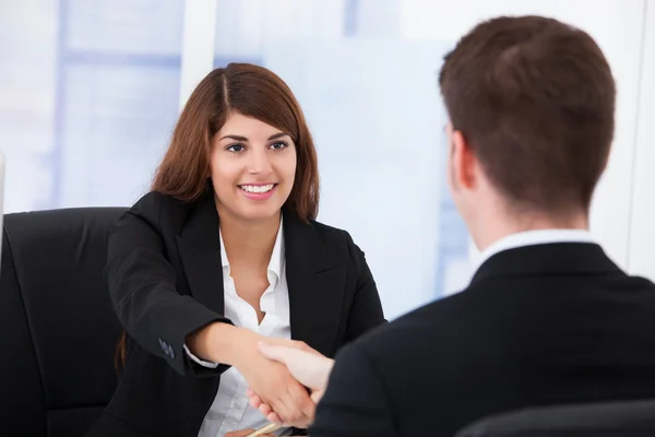 Mujer de negocios estrechando la mano con su pareja — Foto de Stock