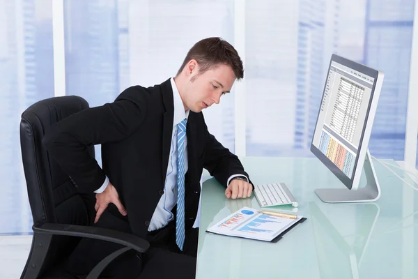 Hombre de negocios que sufre de dolor de espalda — Foto de Stock