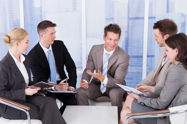 Geschäftsleute diskutieren — Stockfoto