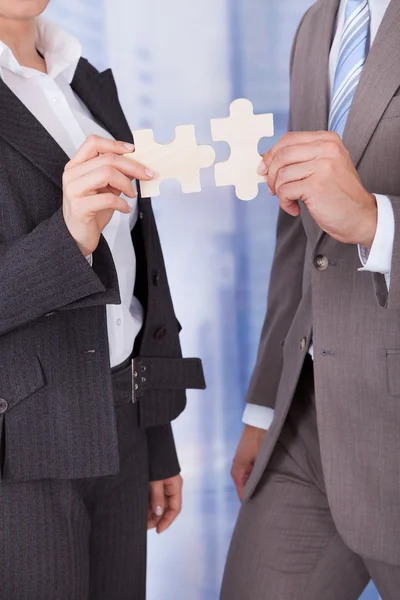 Empresarios uniéndose a Jigsaw — Foto de Stock