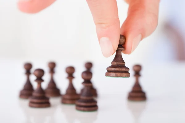 Ręka trzyma szachy — Zdjęcie stockowe