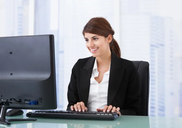 Businesswoman Using Computer — Stock Photo, Image