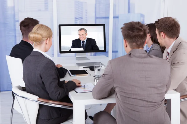 Geschäftsleute in Videokonferenz — Stockfoto