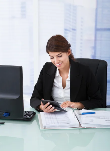 Businesswoman Using Calculator — Stock Photo, Image