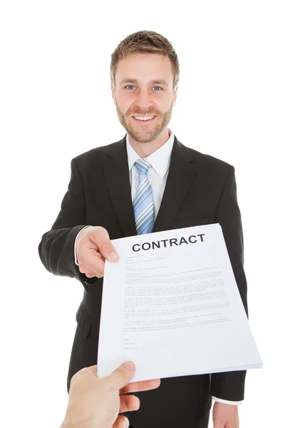 Biznesmen dając umowy — Zdjęcie stockowe