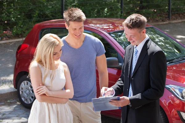 Vendeur avec Couple En Voiture — Photo