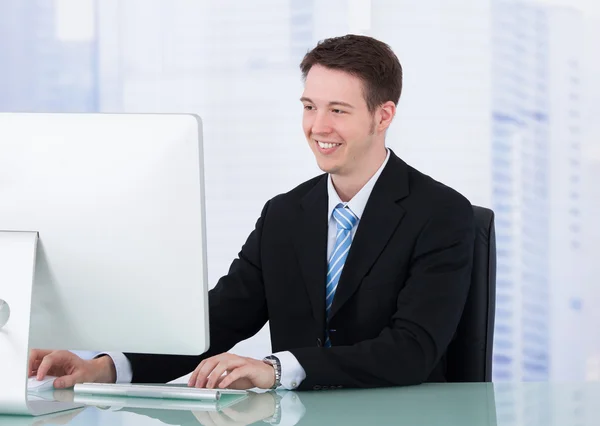 Empresário usando o computador — Fotografia de Stock