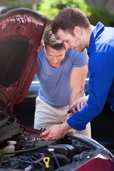 Proprietario auto con meccanico — Foto Stock