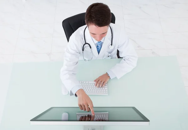 Medico che lavora al computer — Foto Stock