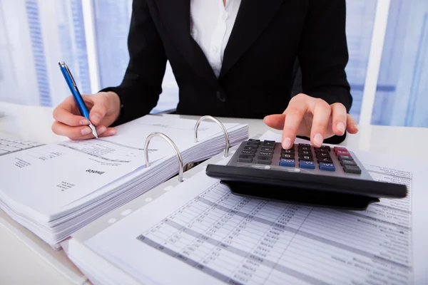 Businesswoman Calculating Tax — Stock Photo, Image