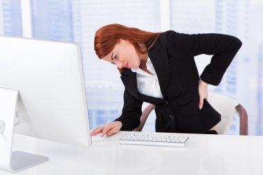 Sırt ağrısı çeken iş kadını