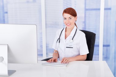 Bilgisayar kullanan doktor