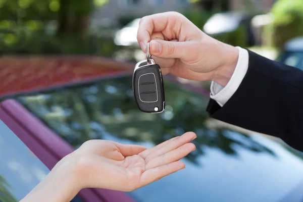 Salesman giving Key To Woman — Stock Photo, Image