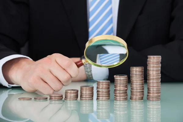 Hombre de negocios examinando monedas —  Fotos de Stock