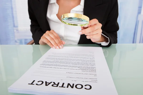 Iş kadını scrutinizing sözleşme — Stok fotoğraf