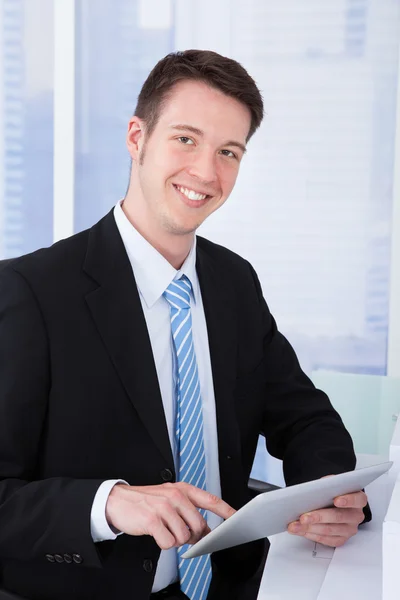 Businessman Using Tablet — Stock Photo, Image