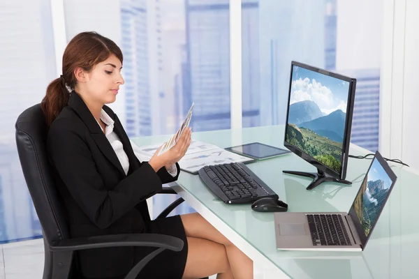 Businesswoman Looking At  Swatches — Stock Photo, Image