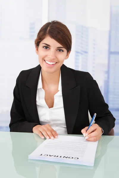 Businesswoman Signing Contract — Stok fotoğraf