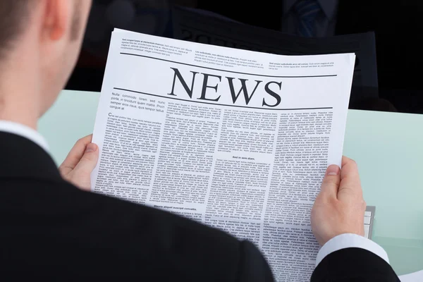 Empresário lendo jornal — Fotografia de Stock