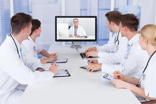 Medici che hanno videoconferenza — Foto Stock