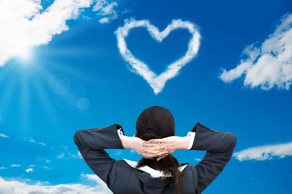 Mujer de negocios y corazón en forma de nube — Foto de Stock