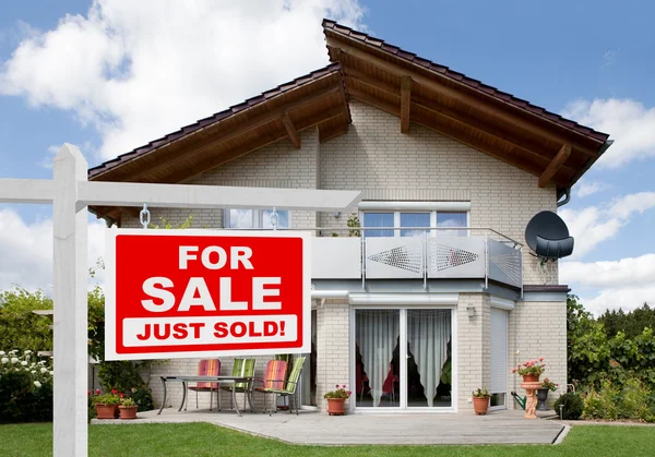 Verkocht huis — Stockfoto