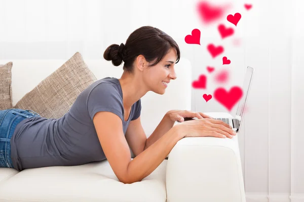 Kvinna dating på laptop — Stockfoto