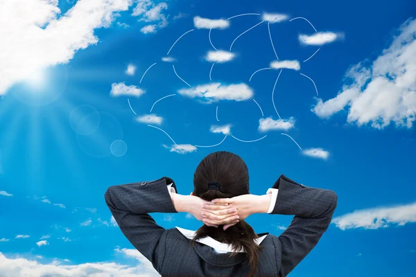 Empresária a olhar para as nuvens — Fotografia de Stock