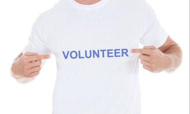 gönüllü tshirt ile adam