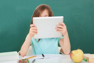 Tablet kullanarak kız öğrenci