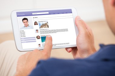 Dijital tablet kullanan adam