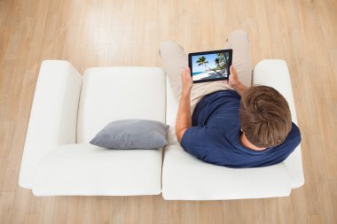 Dijital tablete bakan adam