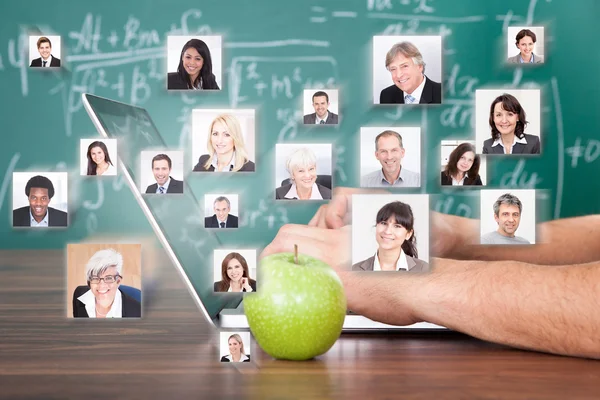 Hand med laptop — Stockfoto