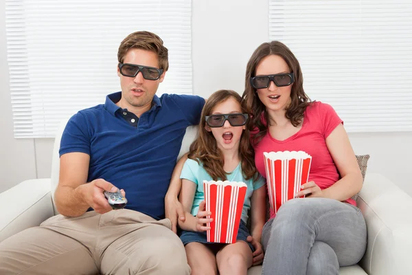 Familie schaut 3D-Film — Stockfoto