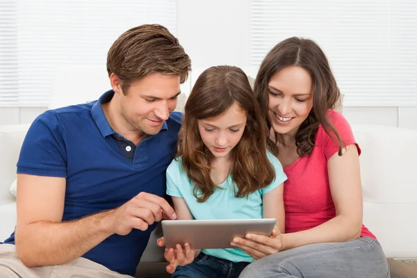 Famille utilisant une tablette numérique — Photo