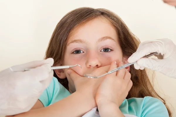 Chica en el dentista —  Fotos de Stock
