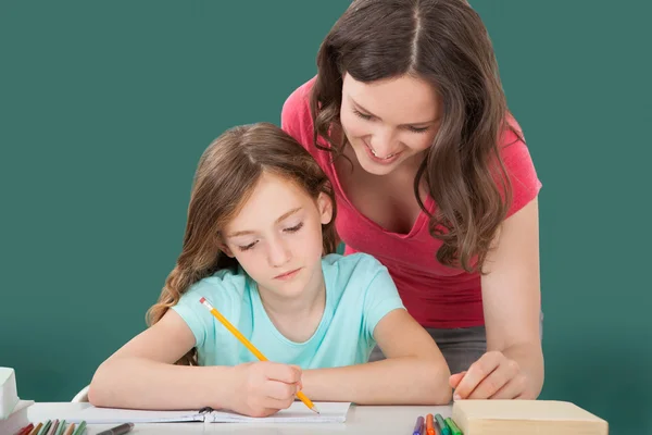 Mulher assistindo filha em estudar — Fotografia de Stock