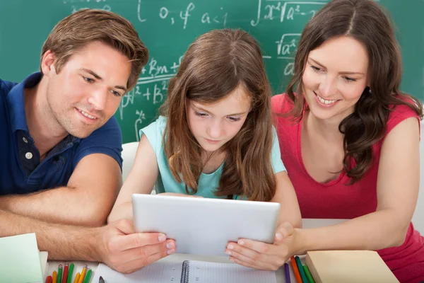 Ouders bijstaan dochter met Tablet PC — Stockfoto