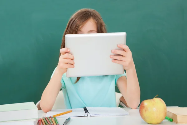 Schoolmeisje met behulp van Tablet PC — Zdjęcie stockowe